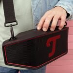 Teufel ROCKSTER Cross 2 Tragbarer Bluetooth Lautsprecher für drinnen und draußen, mit Langer Akkulaufzeit bis 38 Std, IPX5 Strahlwassergeschützt, Stereo Speaker - Black & Red