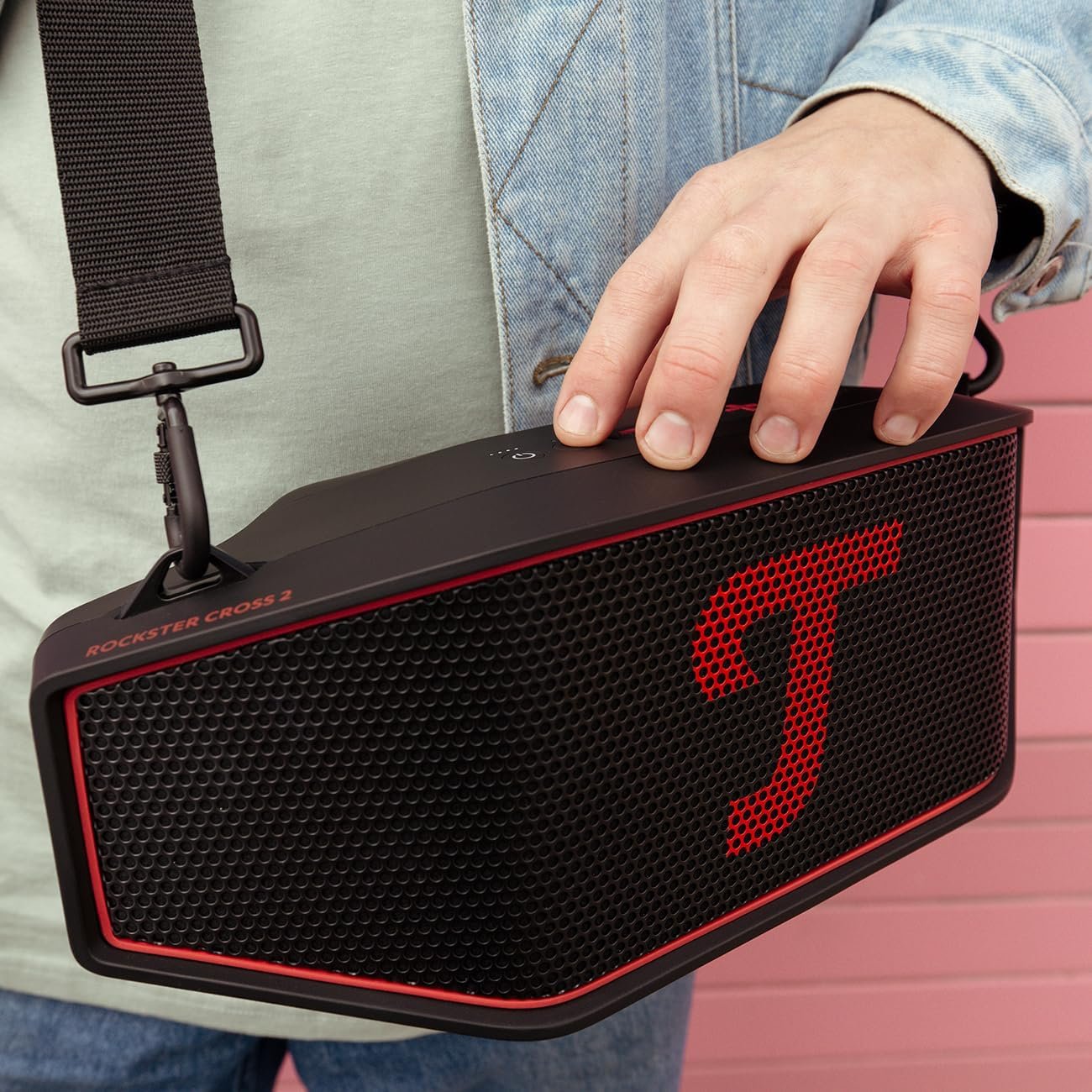 Teufel ROCKSTER Cross 2 Tragbarer Bluetooth Lautsprecher für drinnen und draußen, mit Langer Akkulaufzeit bis 38 Std, IPX5 Strahlwassergeschützt, Stereo Speaker - Black & Red