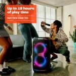 JBL Partybox Stage 320 in Schwarz – Tragbare Bluetooth-Lautsprecher-Box mit JBL Pro Sound, Lichtshow, KI-Sound-Boost, Rollen und Teleskopgriff – 18 h Laufzeit